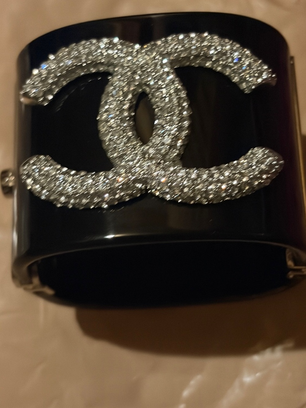 🆕!!!🪩 CHANEL CC Cuff + Box 📦 10/10 🪩 - Picture 2 of 10